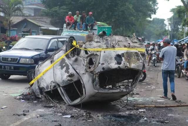 ▲这是10月2日在印度尼西亚东爪哇省玛琅市事发球场外拍摄的被焚毁的车辆。新华社发（巴尤·诺凡塔摄）