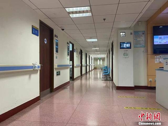 图为北京某三甲医院就诊区。中新财经葛成摄