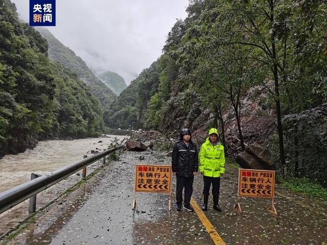 省道301重庆市城口县境内部分路段发生山体垮塌 致道路中断