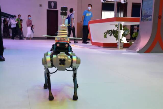 ▲9月4日，北京，在2022年中国国际服务贸易交易会国家会议中心展区，一只名为“ULD3000”的机械狗亮相。图/IC photo