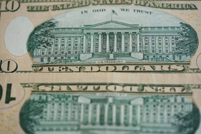 这是2020年4月29日在美国首都华盛顿拍摄的美元纸币上的美国财政部大楼。（新华社记者刘杰摄）