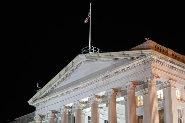 这是2022年2月28日在美国首都华盛顿拍摄的美国财政部大楼。（新华社记者刘杰摄）