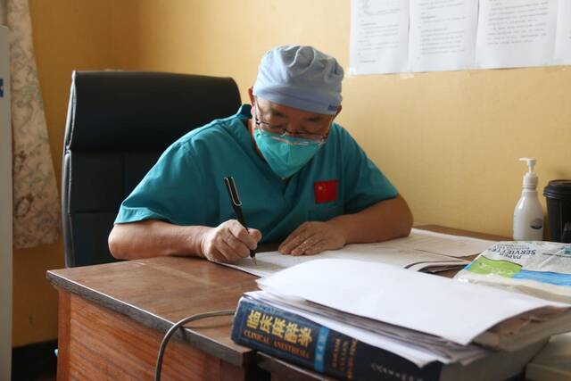9月22日，在卢旺达东方省基本戈医院，中国第22批援卢旺达医疗队队员李俊升为患者写病历。新华社发（黄万晴摄）