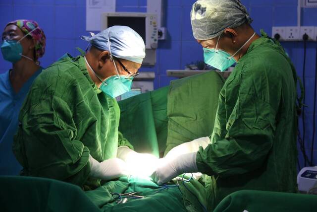 9月22日，在卢旺达东方省基本戈医院，中国第22批援卢旺达医疗队队员为患者做手术。新华社发（黄万晴摄）