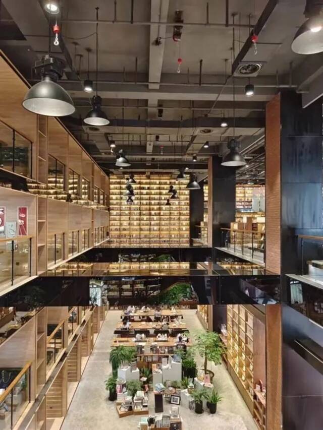 书店打卡，亦可成为即兴出游的精髓。/土卫六摄