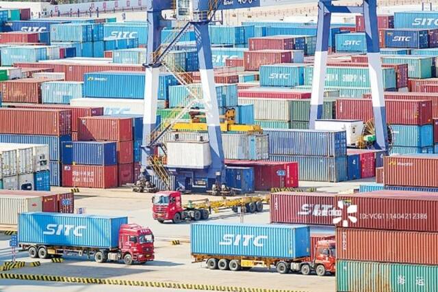 10月6日，山东烟台港国际集装箱码头运转繁忙。（图片来源：视觉中国）