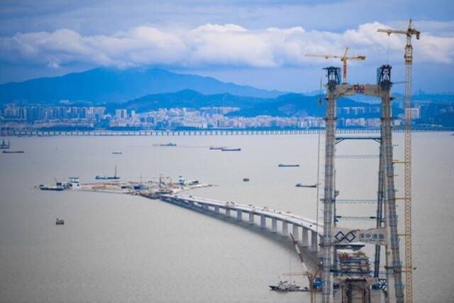 这是深中通道伶仃洋大桥东塔、西人工岛及远处的深圳市区（2022年6月7日摄）。新华社记者邓华摄