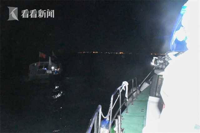 视频｜海上渔船失去动力 三亚海警深夜驰援