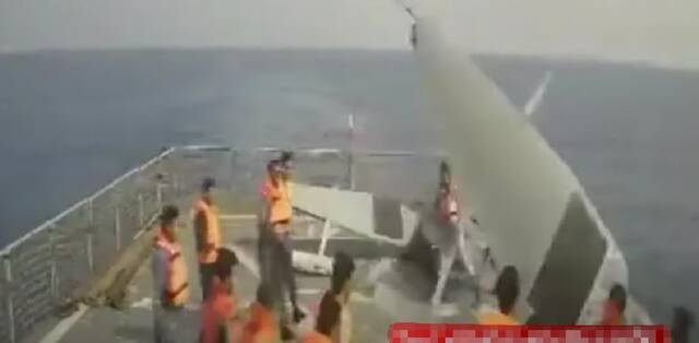 9月1日，伊朗人员将捕获的美军无人艇推下甲板（伊朗国家电视台）