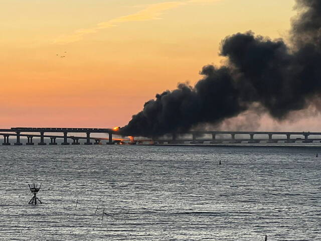 当地时间8日，一辆卡车在克里米亚大桥爆炸，导致铁路罐车起火图自澎湃影像