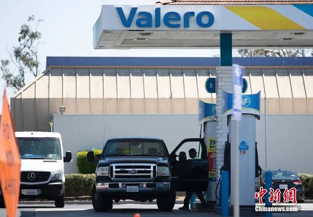 当地时间8月25日，一辆汽车停在美国北加州圣马特奥县一处加油站内。中新社记者刘关关摄