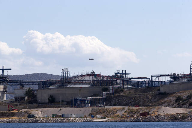这是9月21日拍摄的希腊雷维苏萨液化天然气接收站内的设施。新华社发（马里奥斯·罗洛斯摄）