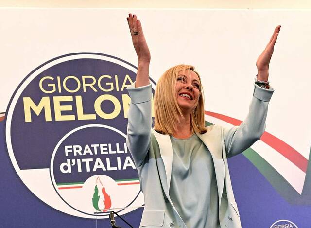 当地时间2022年9月26日，意大利罗马，意大利议会选举投票结束后，意大利极右翼政党“意大利兄弟党”党首梅洛尼连夜在该党罗马的竞选总部发表演讲，向观众致谢。视觉中国图
