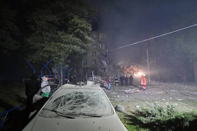 当地时间2022年10月10日，乌克兰扎波罗热遭导弹袭击，建筑和车辆受损严重。图/IC photo