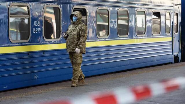 俄媒：乌克兰铁路公司称，乌全国近半数火车出现延误