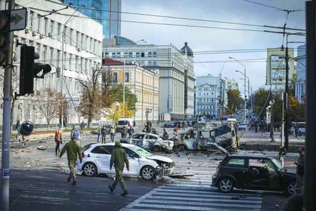 当地时间10日，乌克兰首都基辅和其他多地遭到大规模导弹袭击。这是基辅时隔4个月后再次遭到袭击。图为基辅军警和紧急服务人员在爆炸现场。（视觉中国）