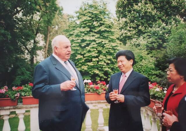 科尔总理来中国大使官邸做客，与马灿荣交谈。图/受访者提供
