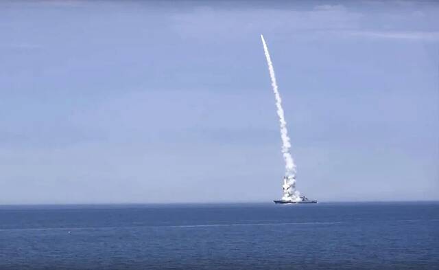 当地时间2022年10月10日，乌克兰，一艘俄罗斯军舰向位于乌克兰的目标发射了一枚巡航导弹。
