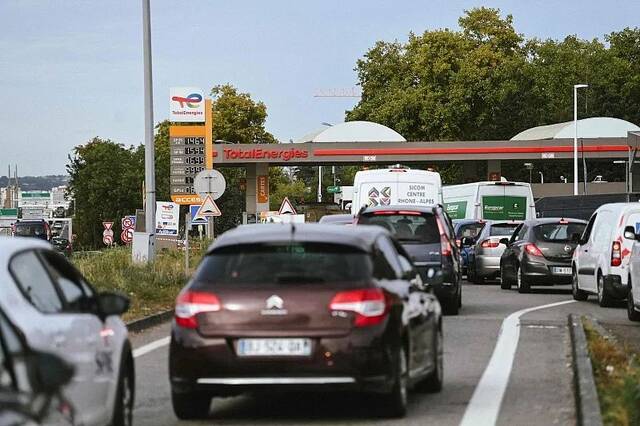 当地时间2022年10月10日，法国里昂，加油站外等待加油的汽车排起了长队。图/视觉中国