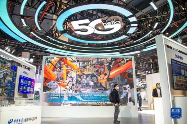 这是在武汉中国光谷科技会展中心拍摄的“5G+工业互联网成果展”现场（2021年11月20日摄）。新华社发（伍志尊摄）