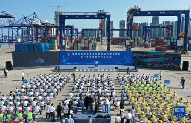 这是海南自由贸易港全岛封关运作建设项目第一批项目集中开工仪式现场（2022年7月29日摄，无人机照片）。新华社记者郭程摄