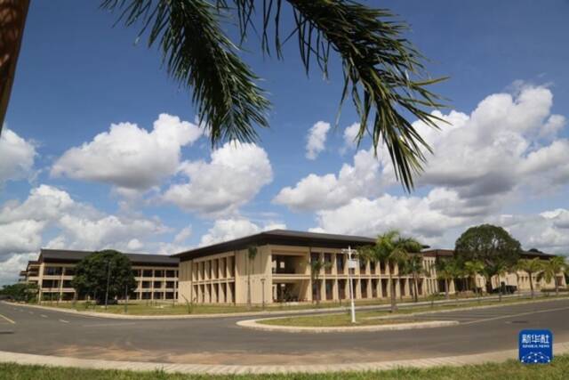 这是2022年6月10日在坦桑尼亚滨海省拍摄的尼雷尔领导力学院教学楼。新华社发（赫曼·伊曼努尔摄）