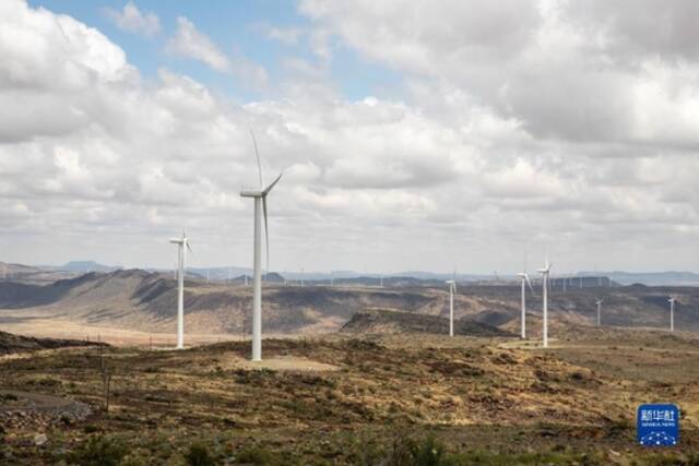 这是在南非北开普省德阿镇拍摄的中国龙源电力集团南非公司运营的德阿风电项目风机（2021年11月22日摄）。新华社记者吕天然摄
