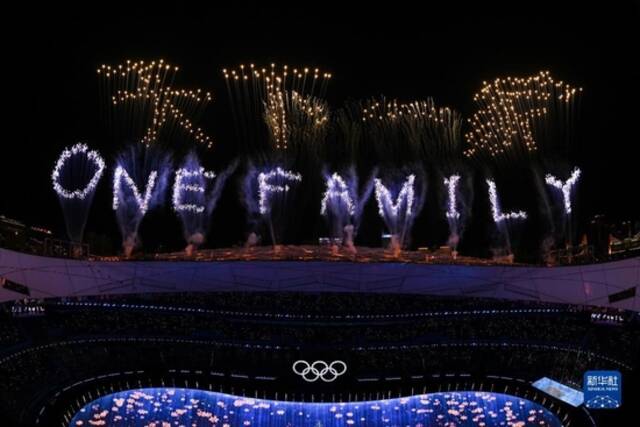 2022年2月20日晚，北京第二十四届冬季奥林匹克运动会闭幕式在国家体育场举行。这是焰火在“鸟巢”上空显示出中文“天下一家”和英文“ONE FAMILY”字样。新华社记者宋彦桦摄