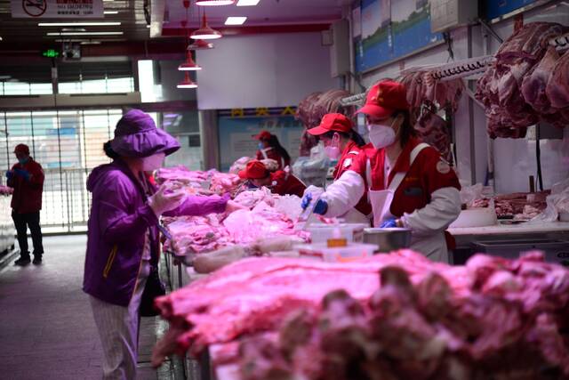 新发地市场，市民正在购买猪肉。北京新发地市场供图