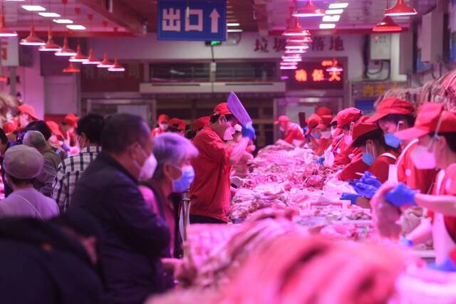 国庆节后，猪肉消费明显增加，前往市场采购的人员增多。新京报记者陈琳摄