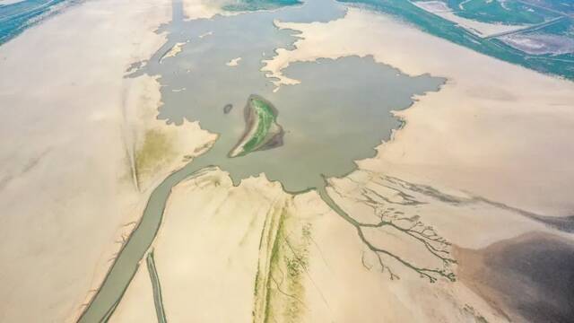 2022年9月23日，在江西鄱阳湖进贤段水域湖底干枯河床露出的千奇百怪景观（无人机照片）。中新社发鲍赣生摄