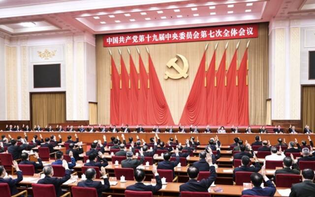 中国共产党第十九届中央委员会第七次全体会议，于2022年10月9日至12日在北京举行。中央政治局主持会议。新华社记者燕雁摄