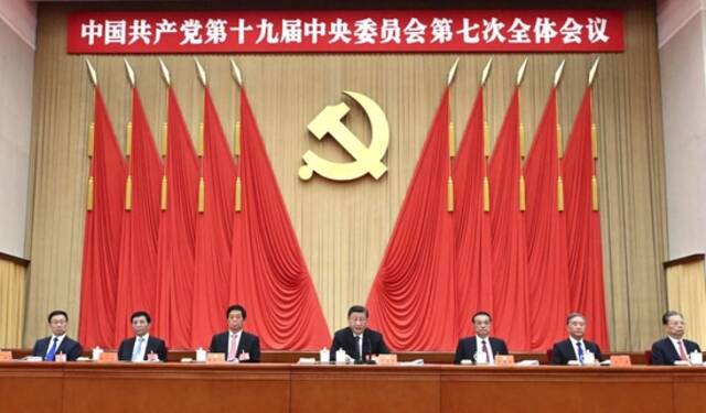 中国共产党第十九届中央委员会第七次全体会议，于2022年10月9日至12日在北京举行。这是习近平、李克强、栗战书、汪洋、王沪宁、赵乐际、韩正等在主席台上。新华社记者谢环驰摄