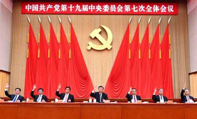 中国共产党第十九届中央委员会第七次全体会议，于2022年10月9日至12日在北京举行。这是习近平、李克强、栗战书、汪洋、王沪宁、赵乐际、韩正等在主席台上。新华社记者谢环驰摄
