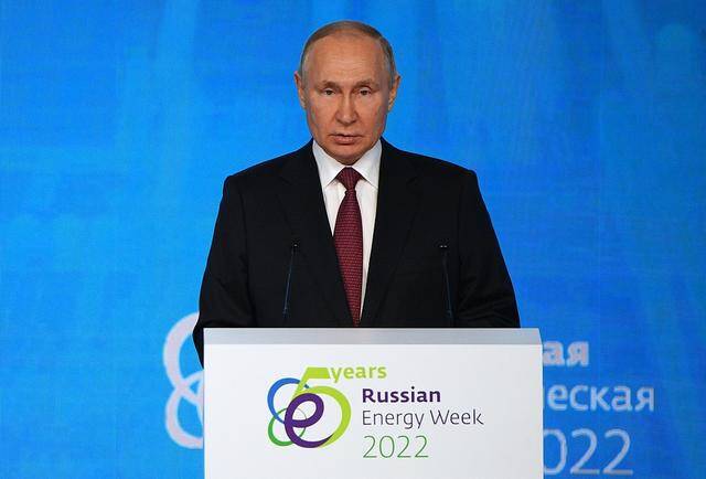 当地时间2022年10月12日，俄罗斯莫斯科，俄罗斯总统普京在俄罗斯能源周论坛全体会议上向观众发表讲话。图源：视觉中国