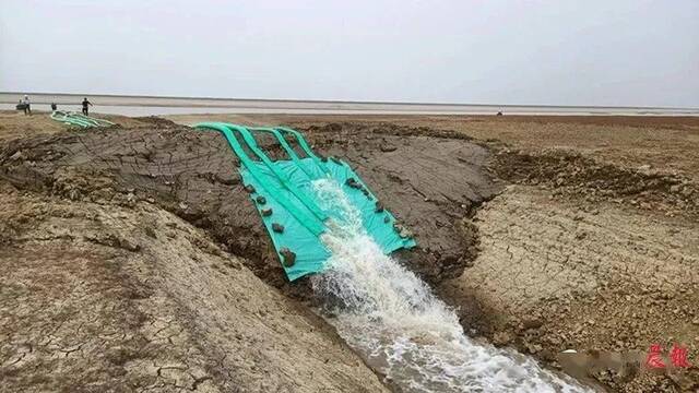 鄱阳湖主航道的水通过水泵抽水与人工水渠的接力，输入碟形湖中。