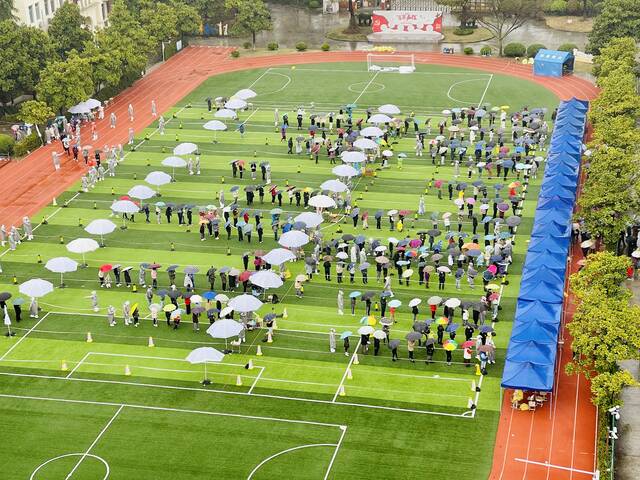 今年疫情期间，康城社区在上师大康城实验学校的大操场进行全员核酸筛查。闵行区供图