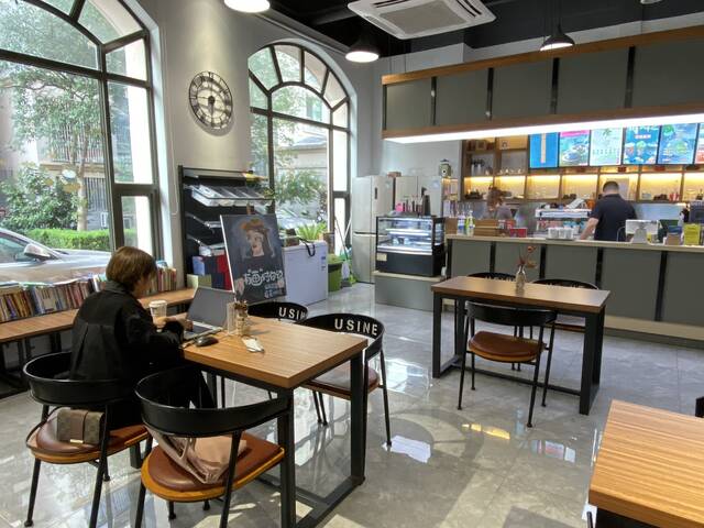 康城社区的公益咖啡馆引进了云南保山咖啡，居民们闲暇时间可以坐下来喝喝咖啡、聊聊社区里的那些事。澎湃新闻记者俞凯图