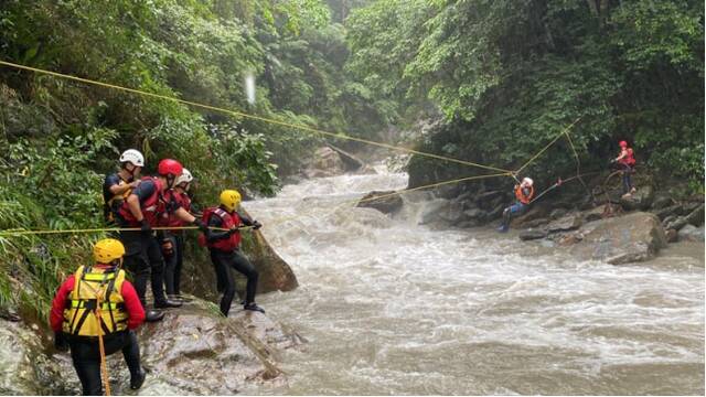 台媒：宜兰金岳瀑布溪水暴涨，9名游客受困，紧急求援惊险脱困