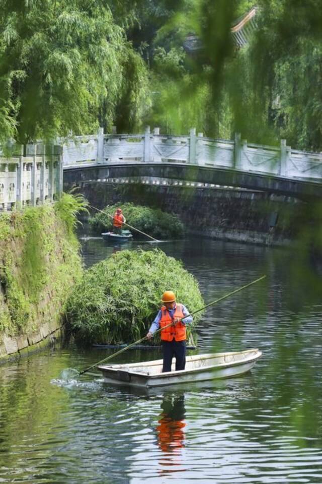 工作人员在重庆永川临江河红旗河段清漂（2022年5月7日摄）。新华社发（刘欢摄）