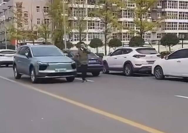 爱驰汽车回应“一U5车型街头‘自动驾驶’”：初步判断为停车挂挡失误