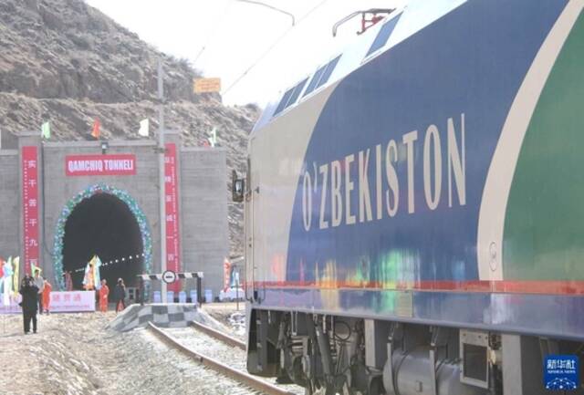 2016年2月27日，乌兹别克斯坦安格连-帕普铁路卡姆奇克隧道全隧贯通。这是一列专列停在隧道进口。新华社记者沙达提摄