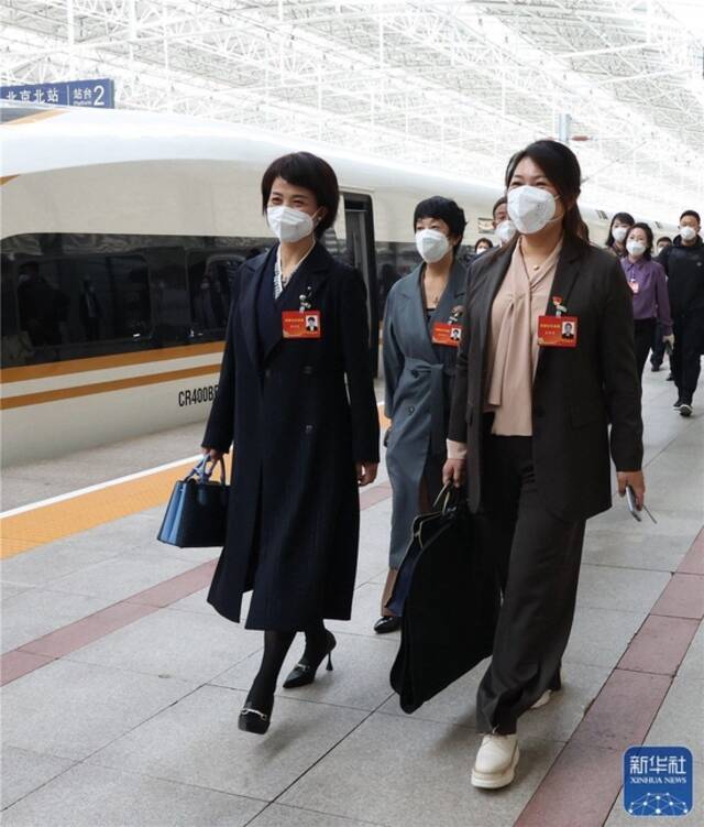 10月13日，来自内蒙古自治区的党的二十大代表乘高铁抵达北京北站。新华社记者张玉薇摄