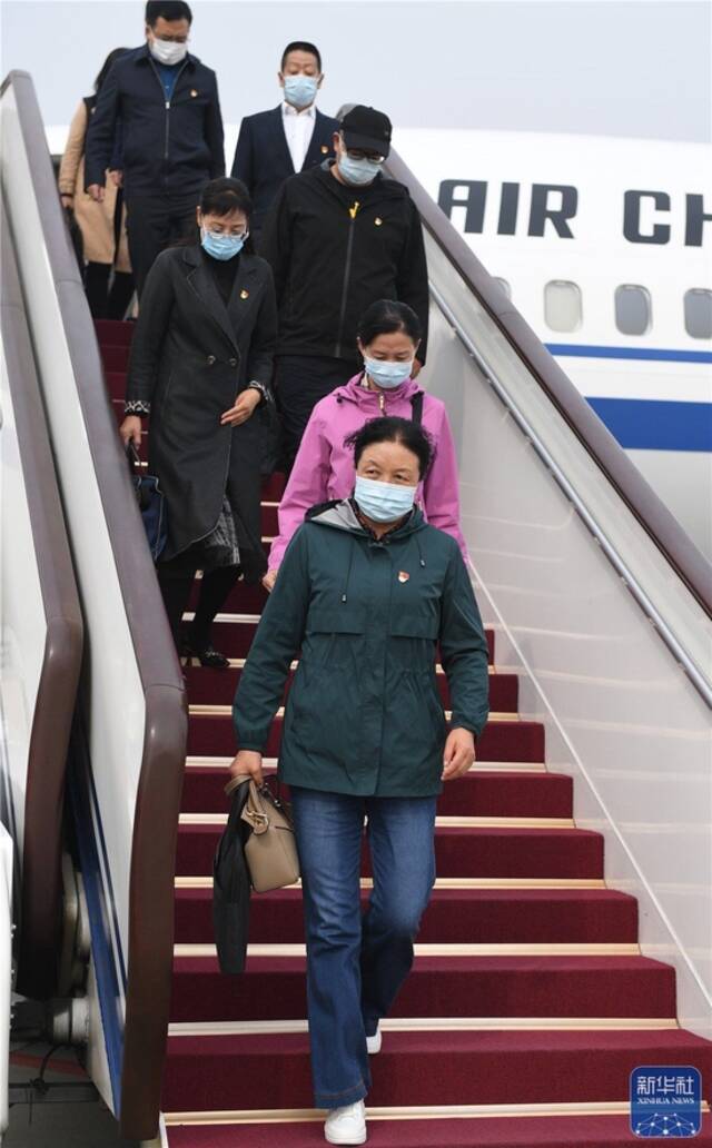 10月13日，来自青海省的党的二十大代表乘飞机抵达北京首都国际机场。新华社记者张豪夫摄