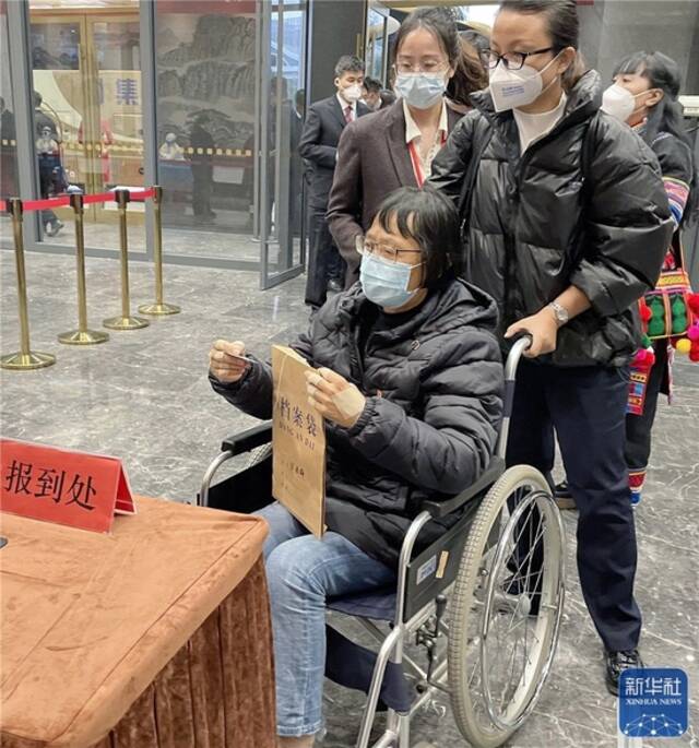 10月13日，来自云南省的党的二十大代表抵达北京。这是张桂梅代表（前）抵达驻地报到。新华社记者王宾摄
