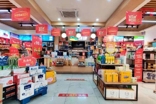 加油站里的便利店，一天进账2个亿