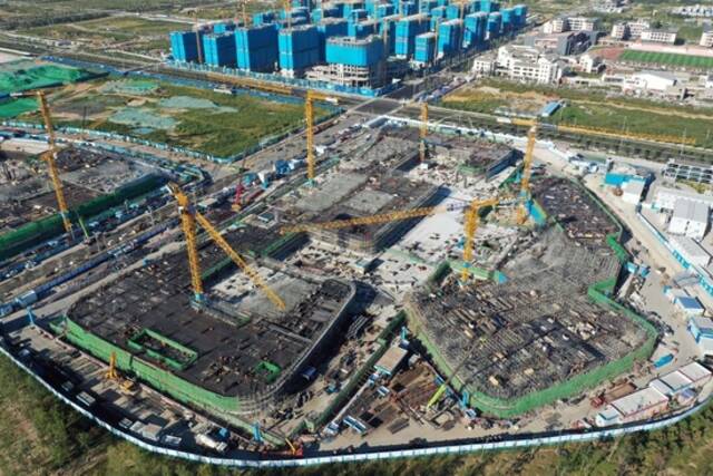 位于雄安新区启动区的中国星网雄安新区总部大楼建设施工现场（2022年9月7日摄，无人机照片）。新华社记者朱旭东摄