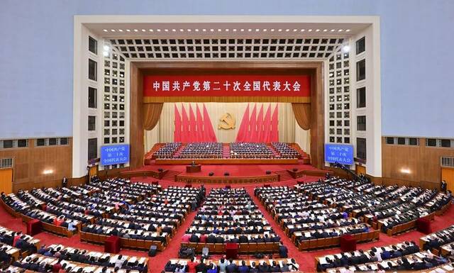 10月16日，中国共产党第二十次全国代表大会在北京人民大会堂开幕。习近平代表第十九届中央委员会向大会作报告。新华社记者岳月伟摄