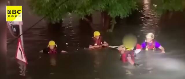 台媒：受台风影响岛内多地大雨成灾，一男子受困紧抓篮球架求生