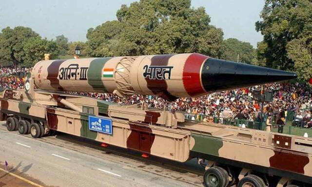 印度在阅兵式上展示的“烈火”-3导弹。